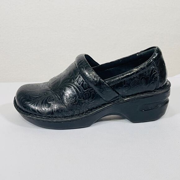 Born Concepts Clogs Womens 8 Black Patent Leather Tooled Paisley Comfort Shoes - Picture 6 of 9